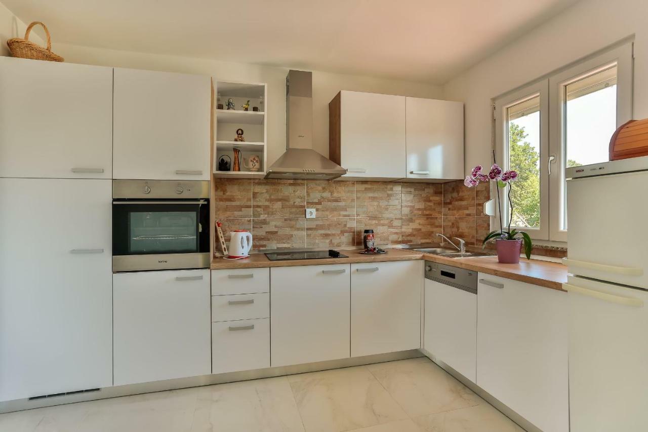 Apartments Dora Victoria Dream Медулин Екстериор снимка