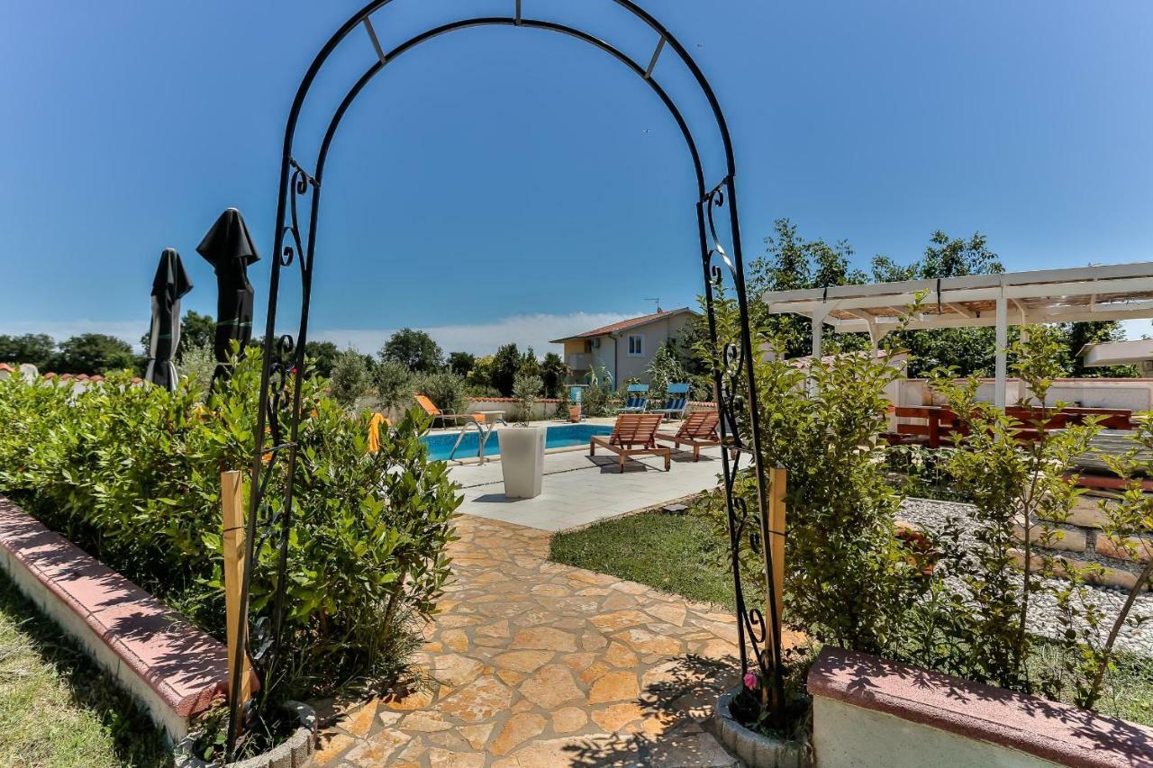 Apartments Dora Victoria Dream Медулин Екстериор снимка