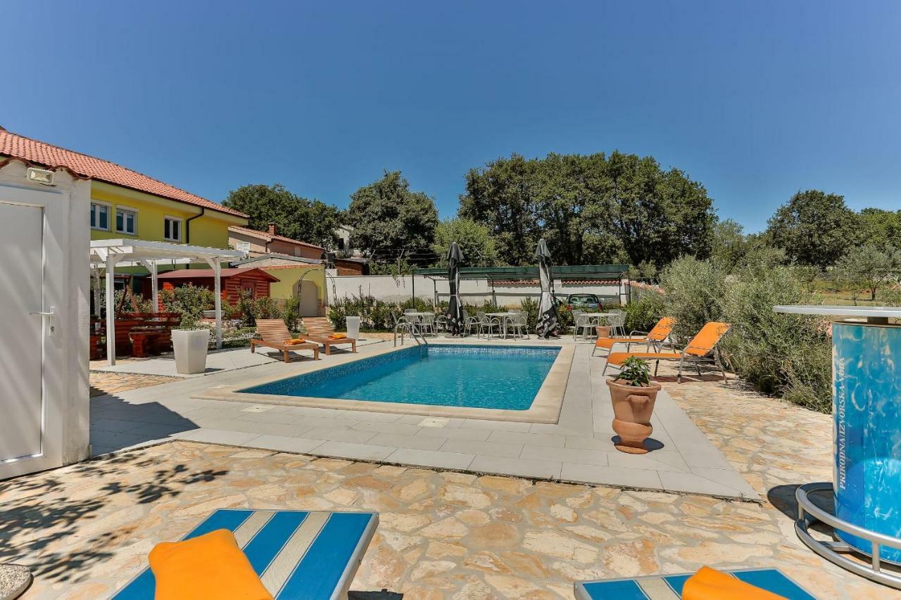 Apartments Dora Victoria Dream Медулин Екстериор снимка