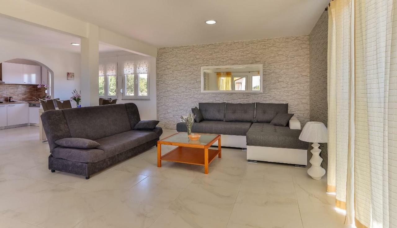 Apartments Dora Victoria Dream Медулин Екстериор снимка