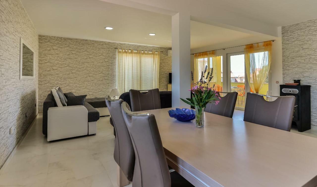 Apartments Dora Victoria Dream Медулин Екстериор снимка