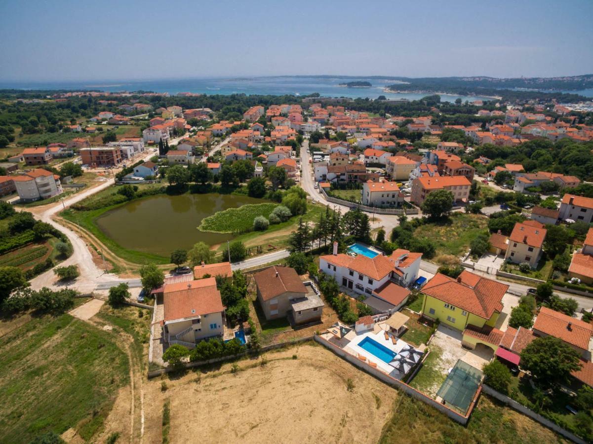 Apartments Dora Victoria Dream Медулин Екстериор снимка