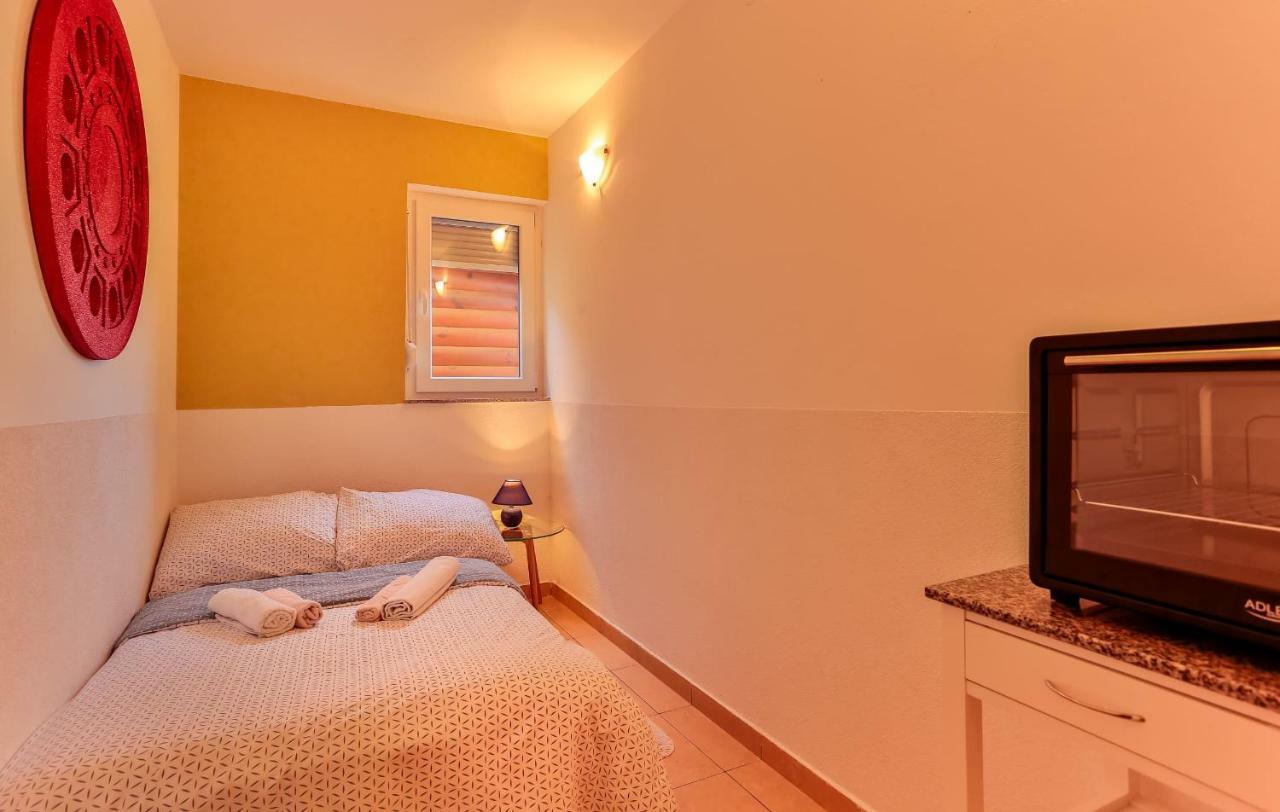Apartments Dora Victoria Dream Медулин Екстериор снимка