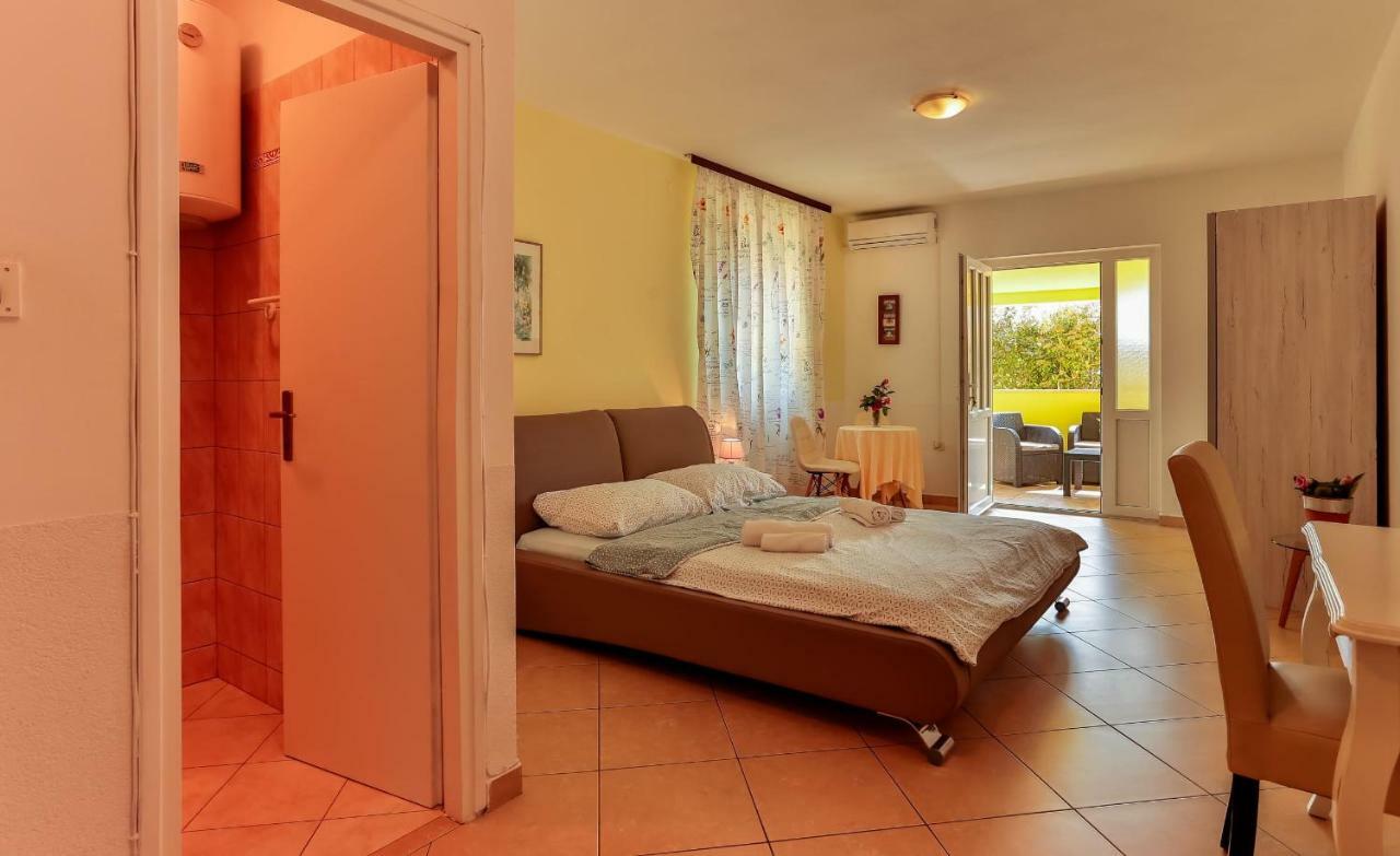 Apartments Dora Victoria Dream Медулин Екстериор снимка