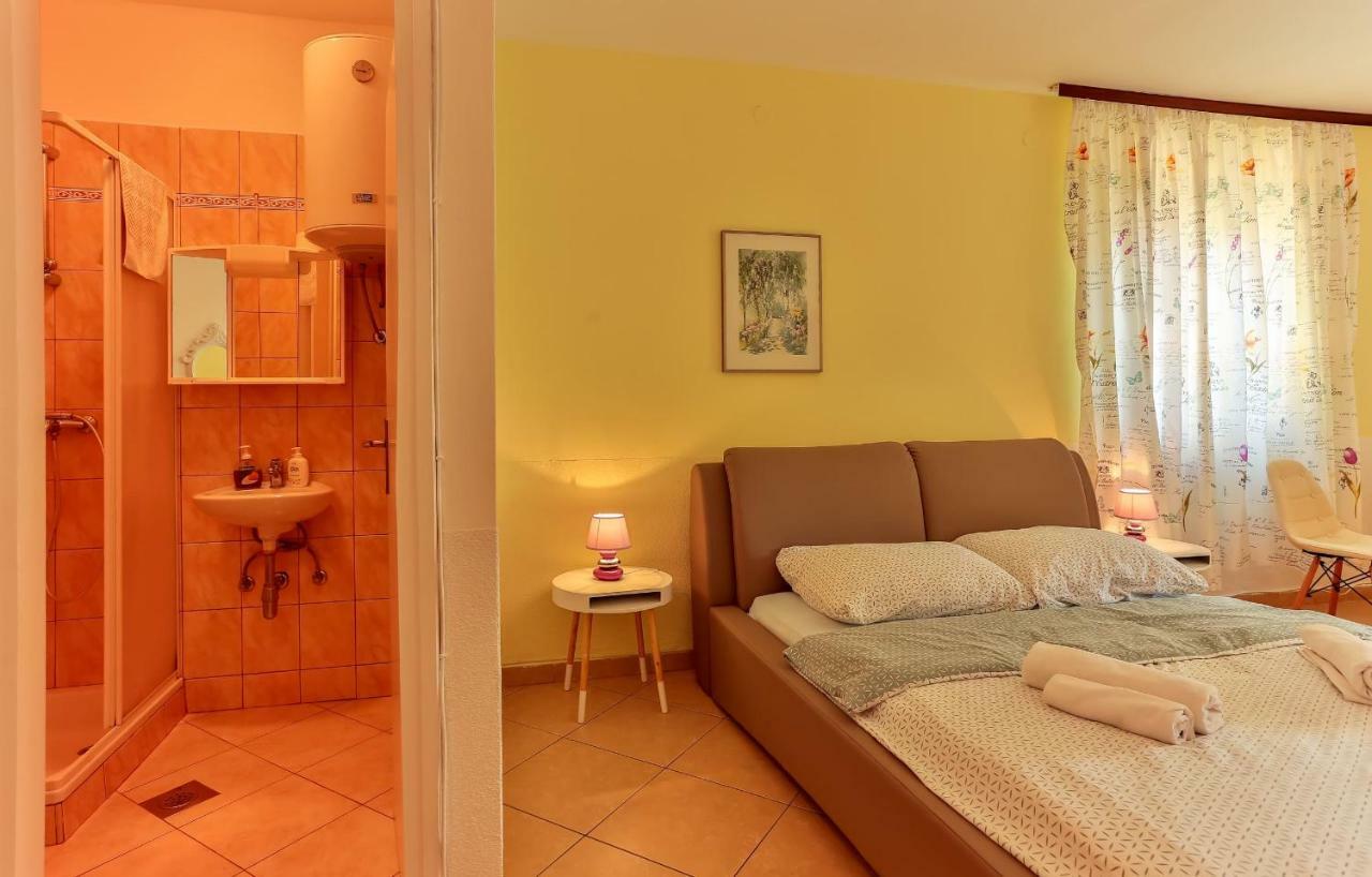 Apartments Dora Victoria Dream Медулин Екстериор снимка