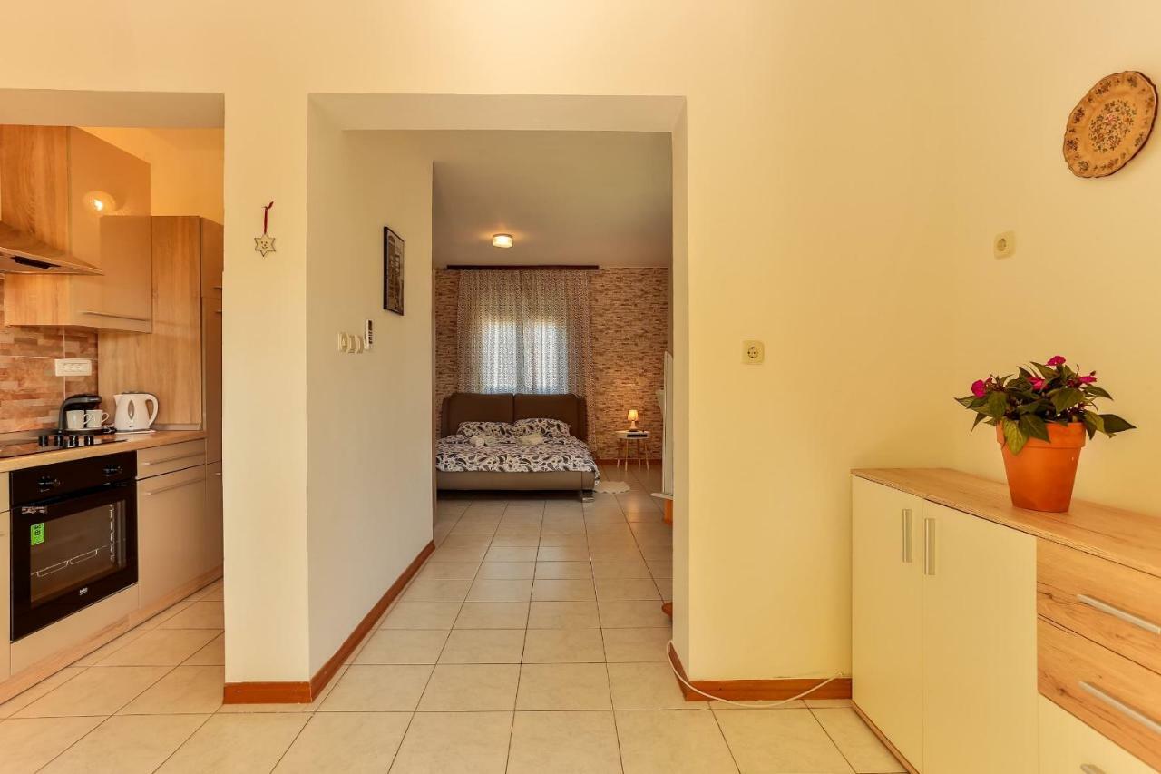 Apartments Dora Victoria Dream Медулин Екстериор снимка