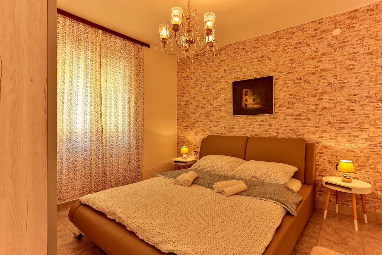 Apartments Dora Victoria Dream Медулин Екстериор снимка