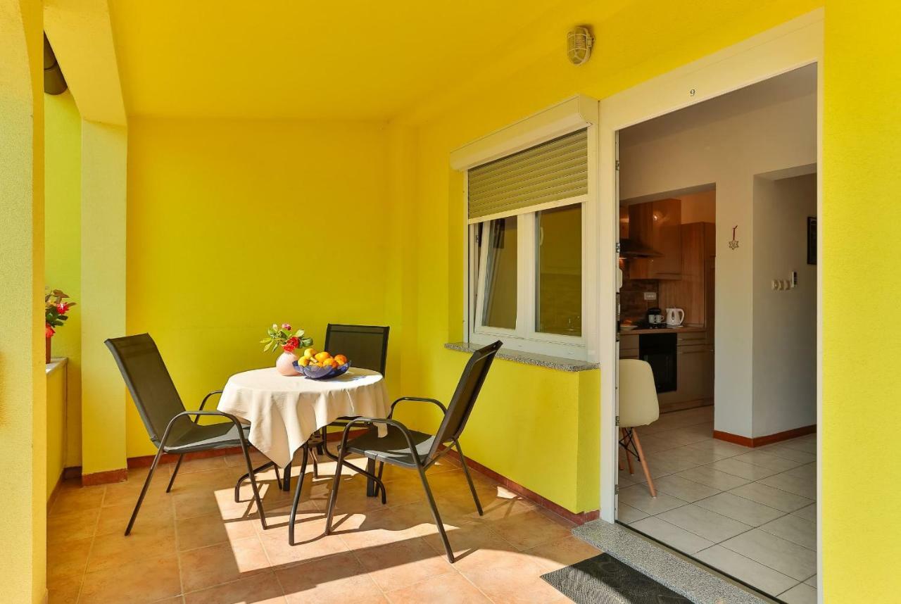 Apartments Dora Victoria Dream Медулин Екстериор снимка