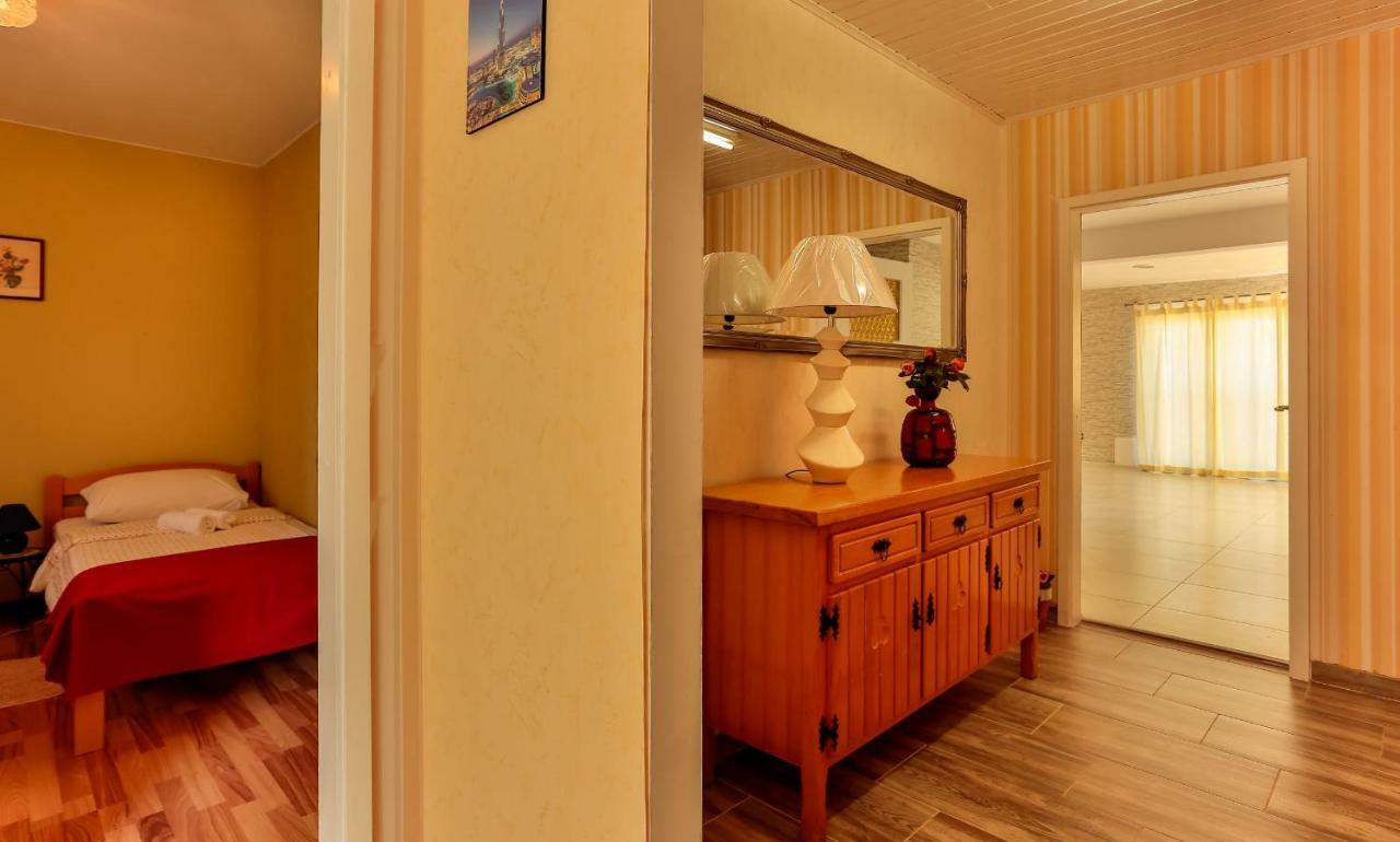 Apartments Dora Victoria Dream Медулин Екстериор снимка