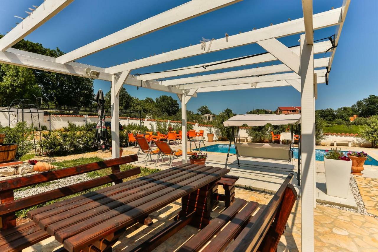 Apartments Dora Victoria Dream Медулин Екстериор снимка