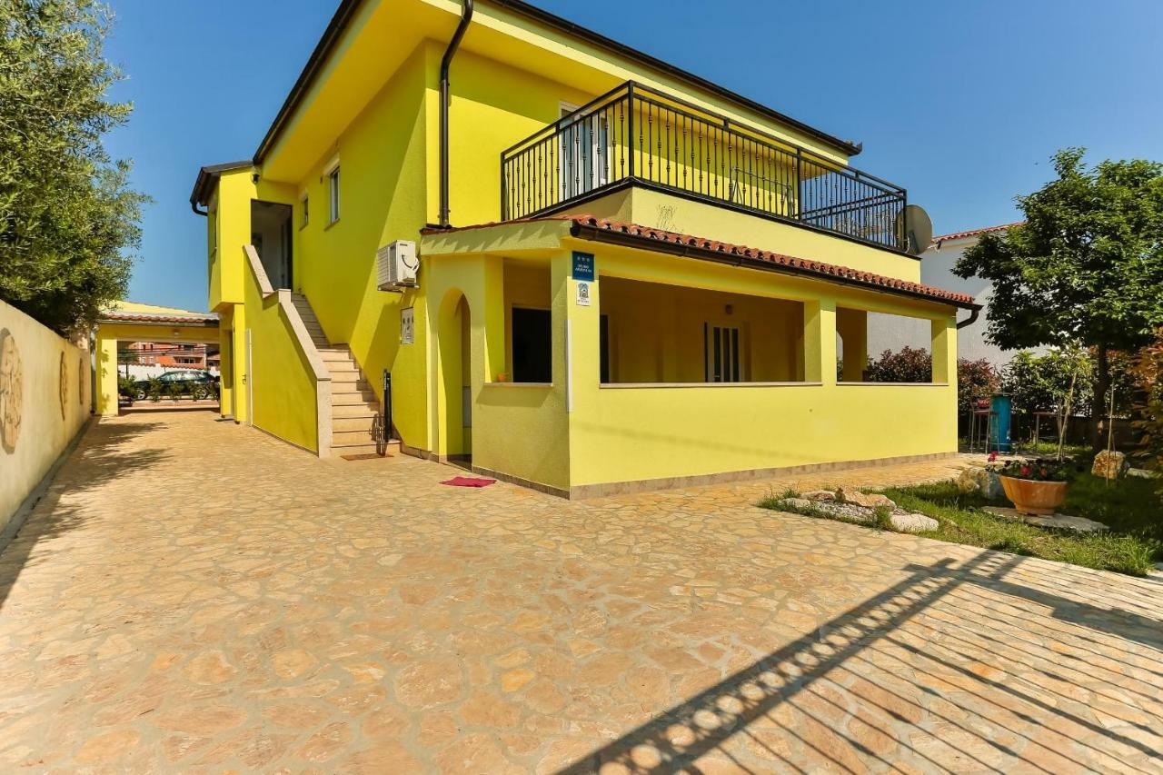 Apartments Dora Victoria Dream Медулин Екстериор снимка