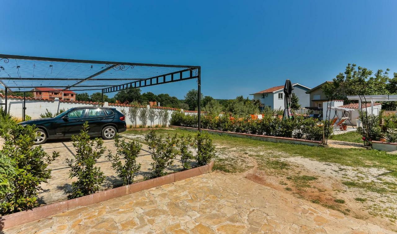 Apartments Dora Victoria Dream Медулин Екстериор снимка