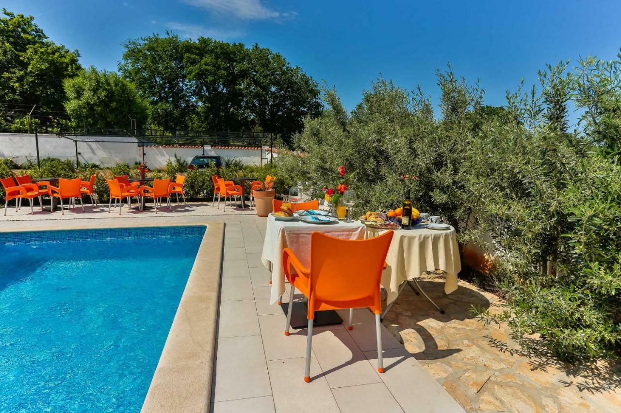 Apartments Dora Victoria Dream Медулин Екстериор снимка