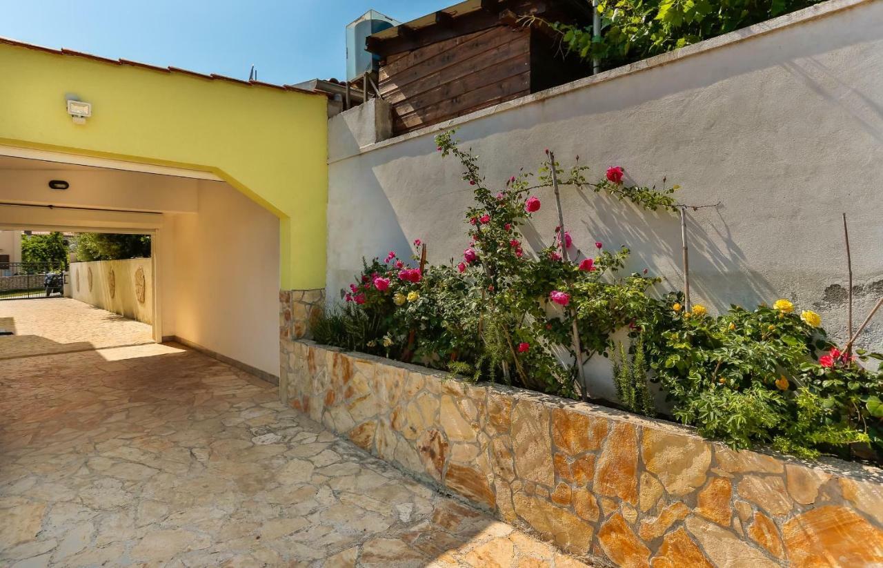 Apartments Dora Victoria Dream Медулин Екстериор снимка