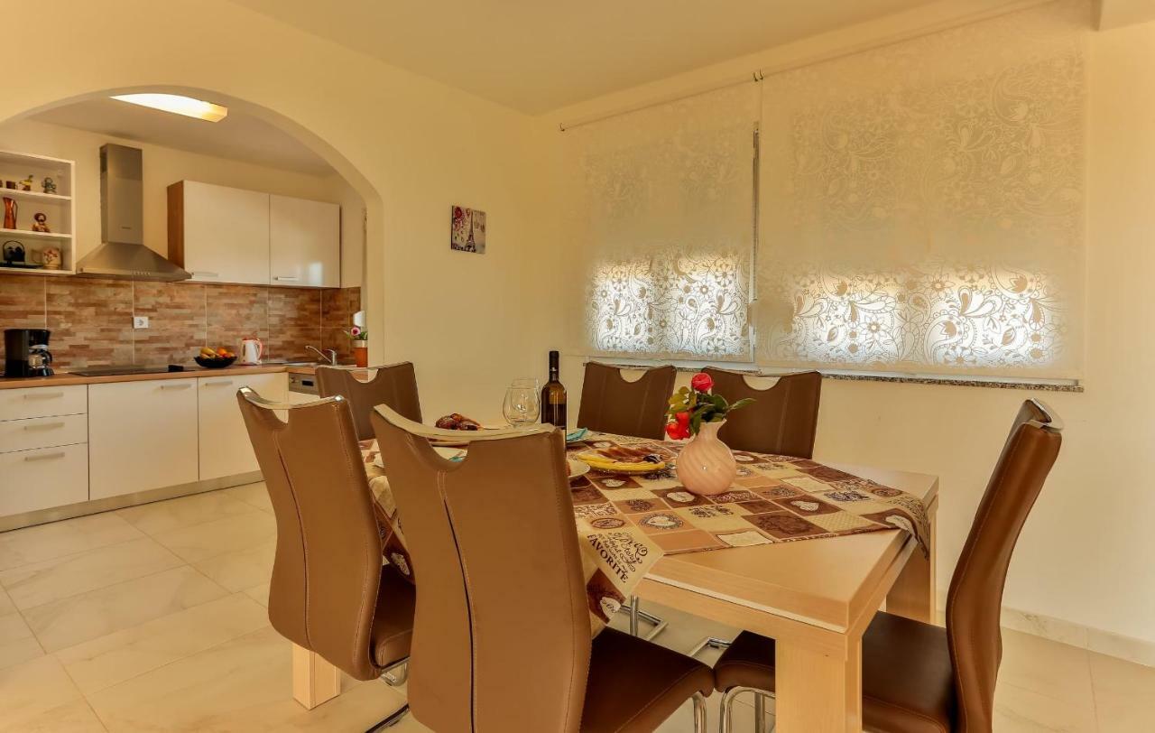Apartments Dora Victoria Dream Медулин Екстериор снимка