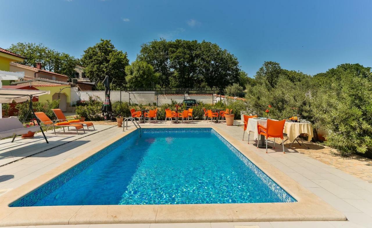 Apartments Dora Victoria Dream Медулин Екстериор снимка