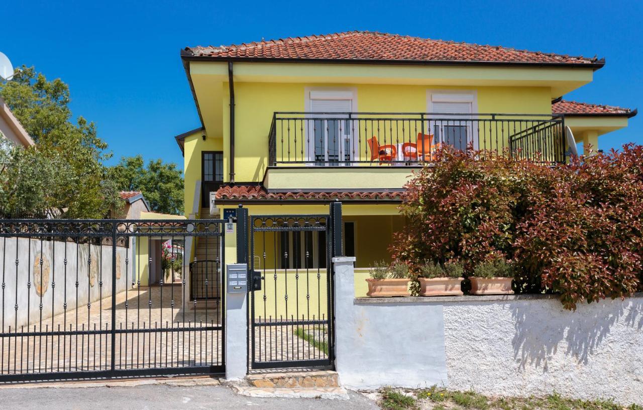Apartments Dora Victoria Dream Медулин Екстериор снимка
