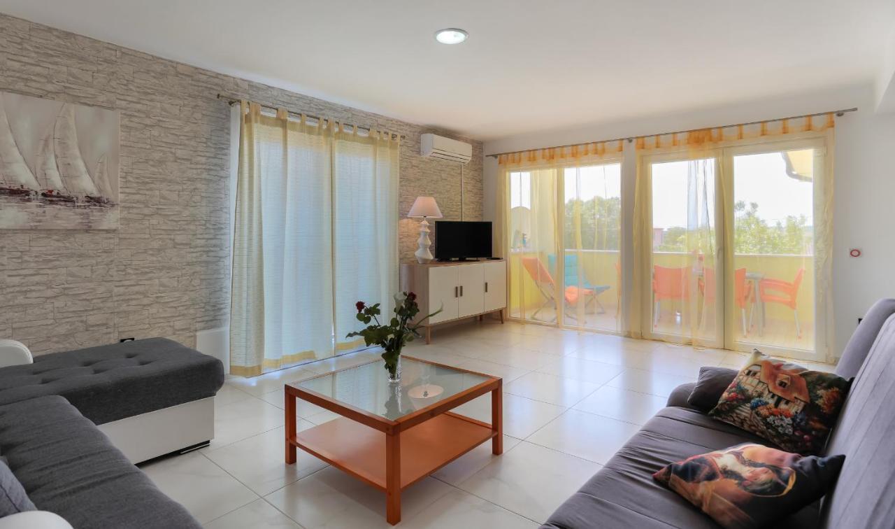 Apartments Dora Victoria Dream Медулин Екстериор снимка