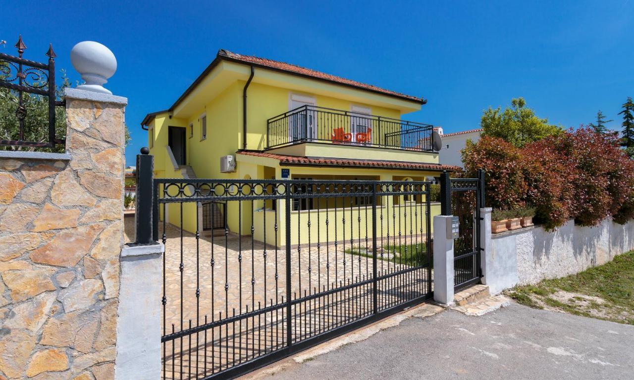 Apartments Dora Victoria Dream Медулин Екстериор снимка